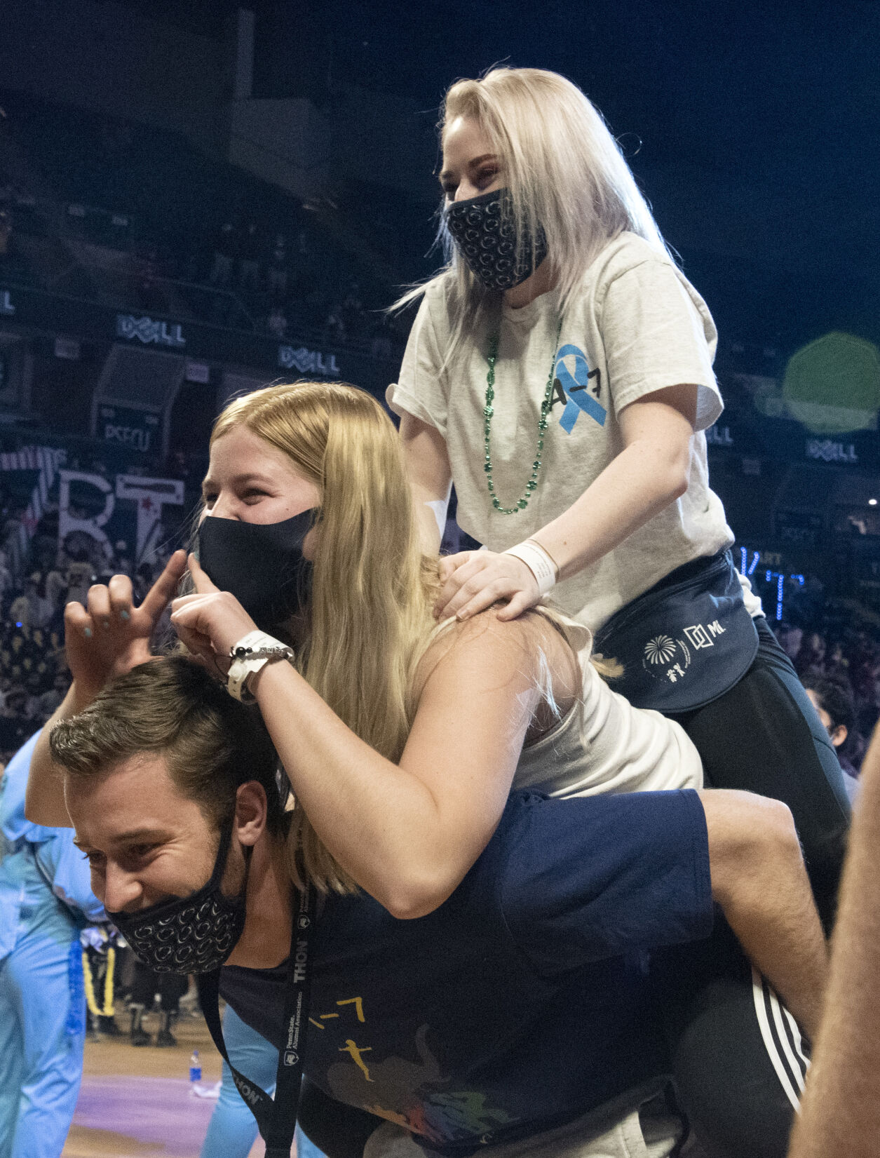 THON 2022, dancers piggyback